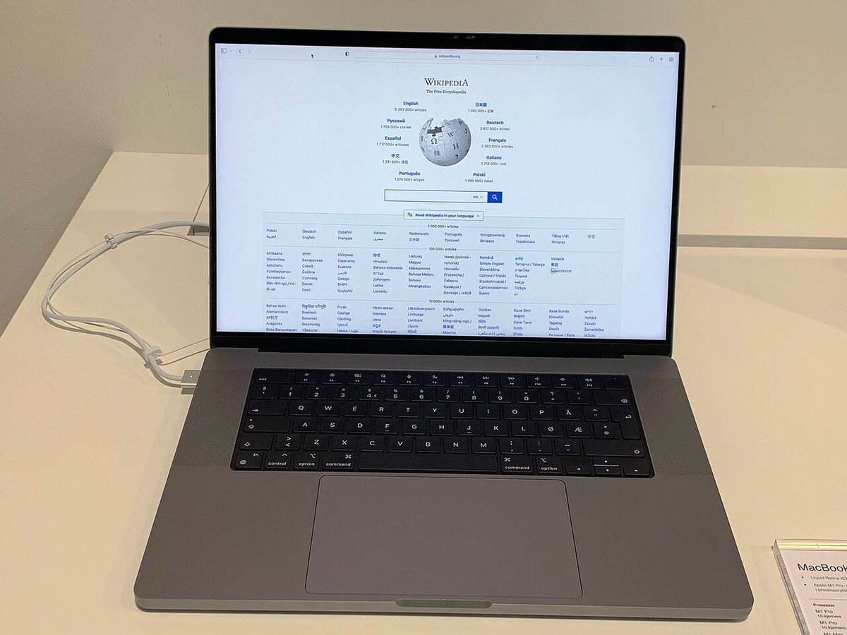 Apple представила первый MacBook Pro с сенсорным экраном