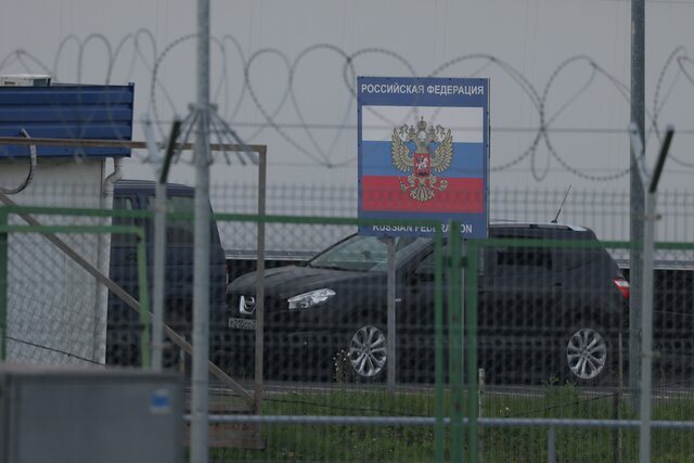 Исследование: около 5% оставшихся в России испытывают негатив к уехавшим