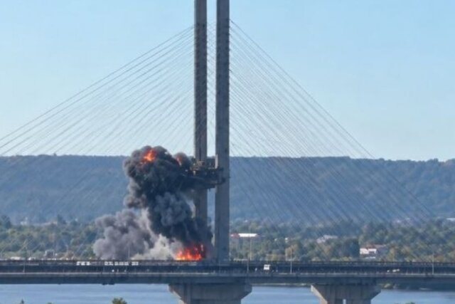 Российские дроны впервые атаковали Южный мост в Киеве, по которому шел поезд метро