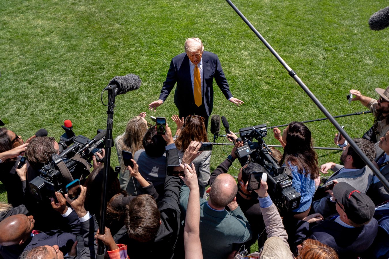 Маск предложил Трампу замедлить Starlink на Украине, Трамп это отрицает