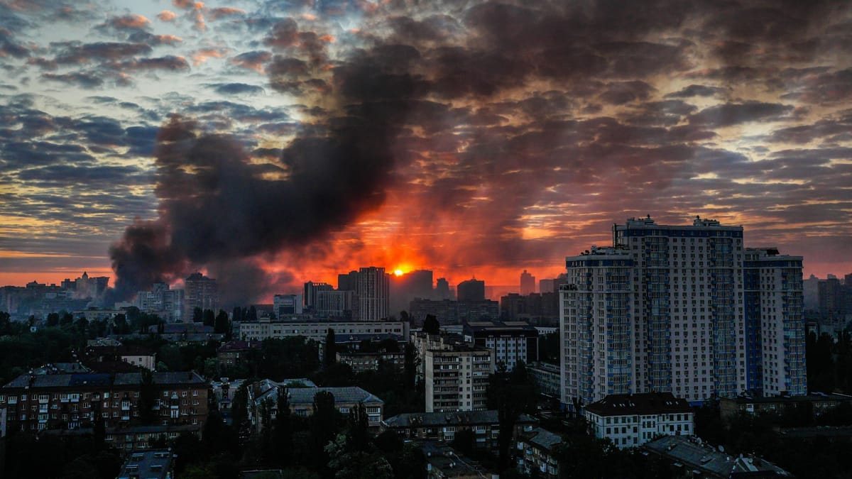 Российский дрон уничтожил школу в Киеве