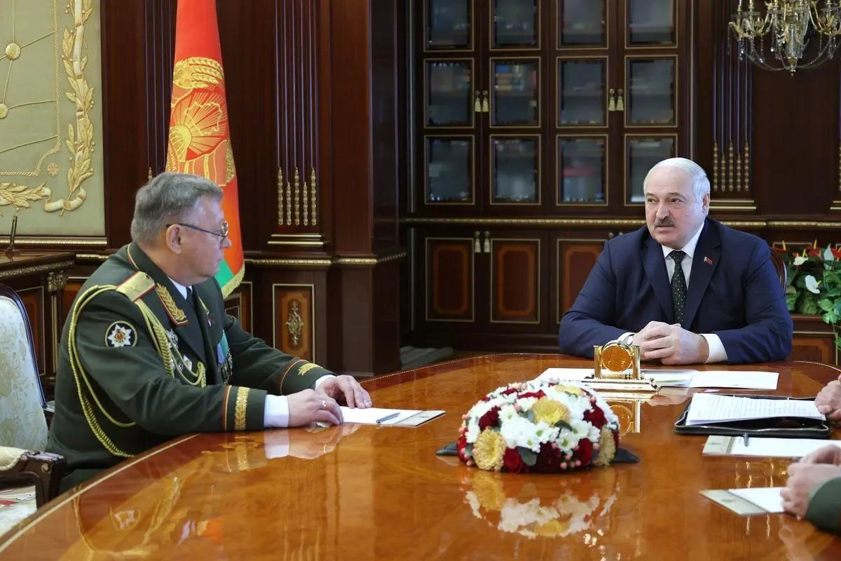 Лукашенко создал в Администрации дополнительный канал контроля за армией