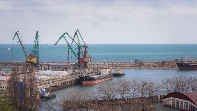 Украинские дроны атаковали порт Махачкалы и драмтеатр