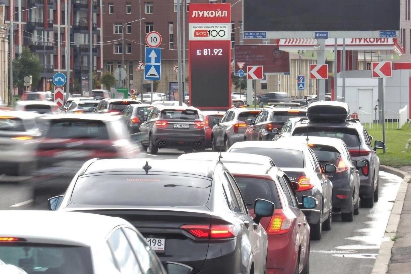 Петербург столкнулся с рекордным дефицитом бензина: очереди на АЗС достигают пяти часов